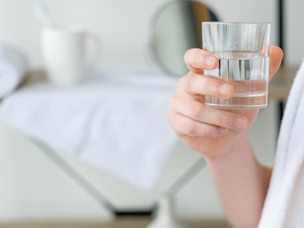 Agua limpia hidratación dieta hombre mano vidrio líquido