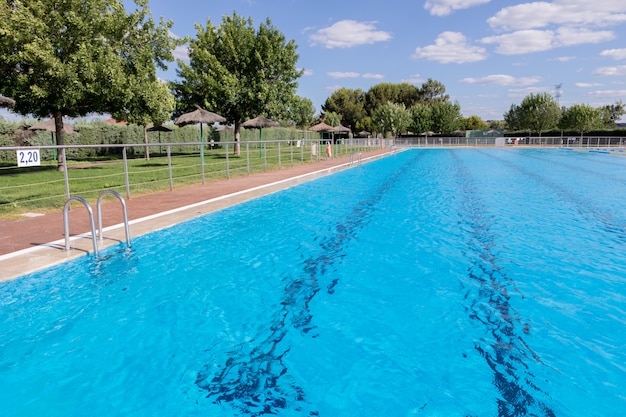 Agua limpia en una piscina azul.