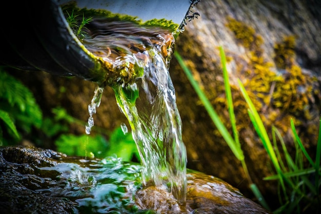 Foto agua de lluvia cayendo de la tubería