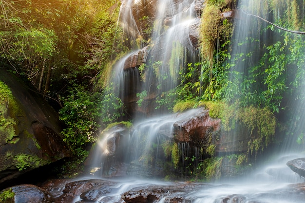 Foto Água macia do riacho no parque natural wiman thip waterfall, bela cachoeira na floresta tropical