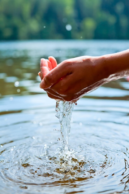 Foto agua en las manos