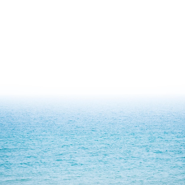 Foto agua de mar azul con cielo blanco