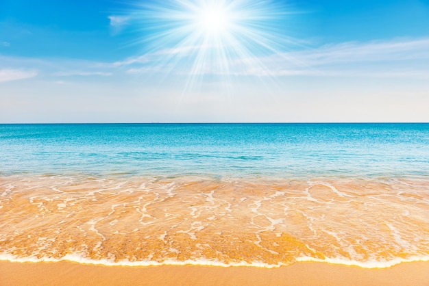 Foto agua de mar azul y playa de arena