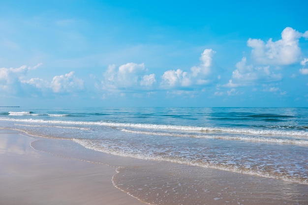 Agua de mar y cielo en un día soleado