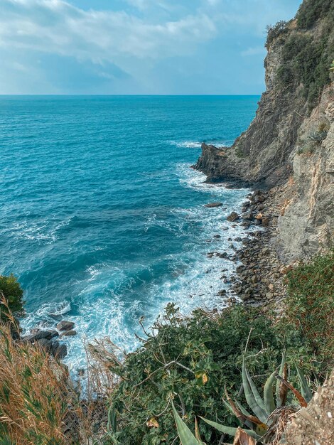 Foto agua de mar golpeando la costa