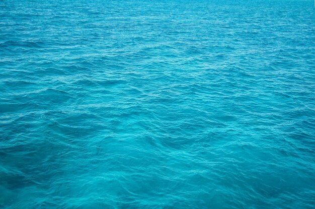 Agua de mar hermosa con estilo en el fondo de la naturaleza