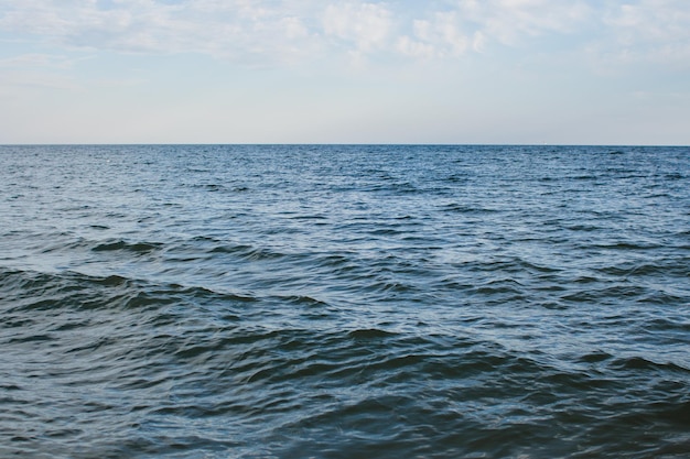 Agua de mar en la orilla y cielo despejado