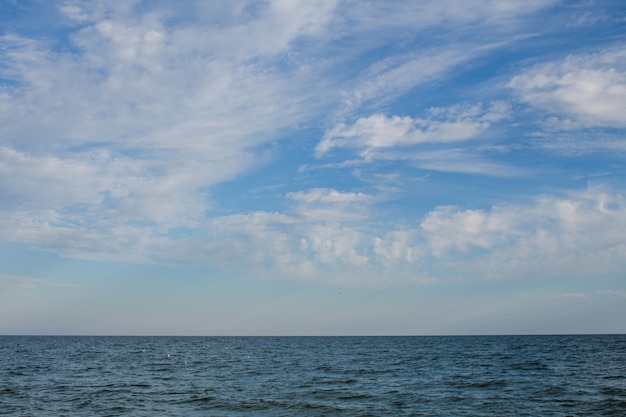 Agua de mar con tazones azules y nubes.