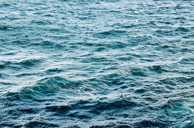 Agua De Mar Todavía Azul Con Ondulación. Textura de foto de fondo natural