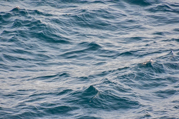 Agua De Mar Todavía Azul Con Ondulación. Textura de foto de fondo natural