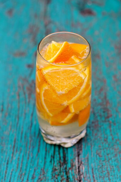 Foto Água mineral com pedaços de laranja