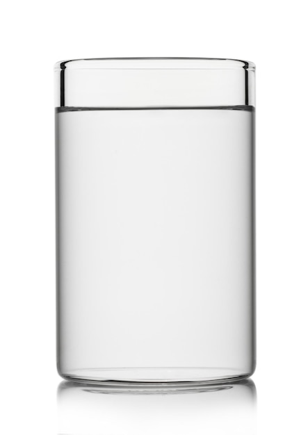 Agua mineral sin gas en vaso highball en blanco