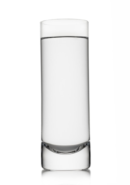 Agua mineral sin gas en vaso highball en blanco