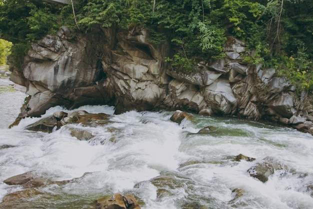 El agua de la montaña fluye sobre las rocas.