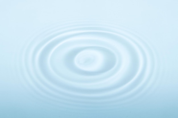 Agua con ondas circulares patrón natural de movimiento fluido