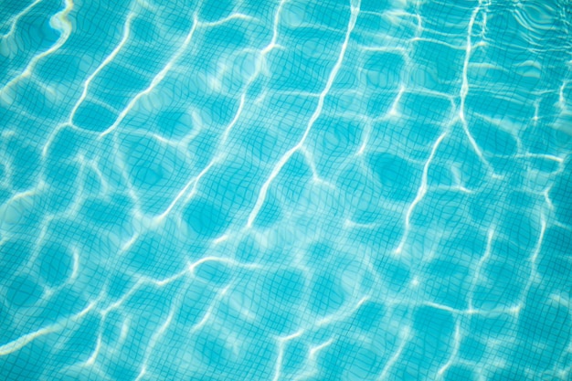 Foto agua ondulada en la piscina con reflejo del sol. concepto de vacaciones de vacaciones de verano