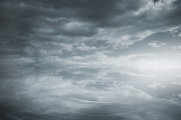 Agua ondulante bajo el cielo oscuro