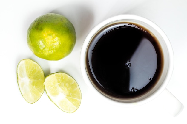 Agua de panela y caramelos de limón o caña de azúcar sobre un fondo blanco con espacio de copia comida típica de Colombia