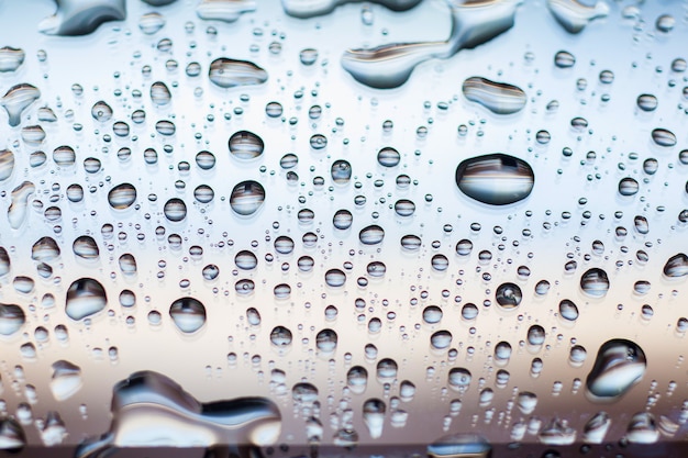 Agua en la pantalla del teléfono.