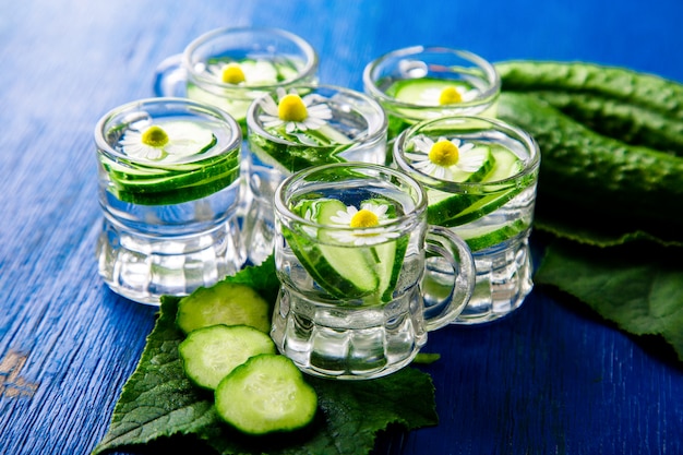 Agua de pepino en seis vaso de albañil