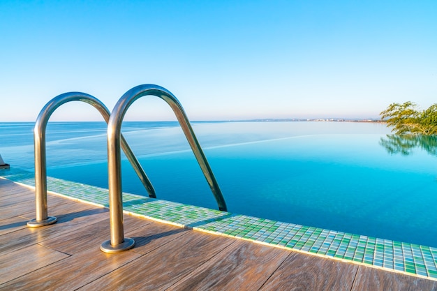 Agua de la piscina de borde infinito, hermosa vista al mar Negro. Relajación.