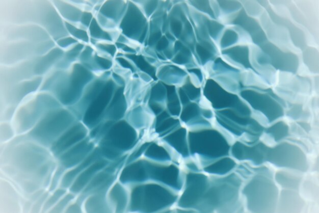 El agua de la piscina es azul.