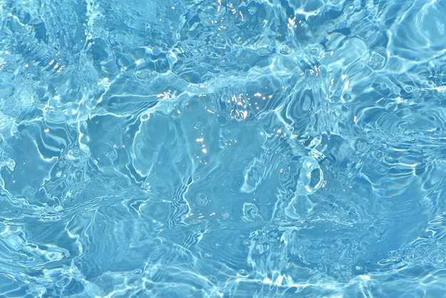 Agua en una piscina con un fondo de color azul