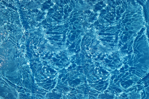 Agua en una piscina con las palabras pool en el fondo