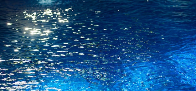 Agua en la piscina que refleja la luz del día.