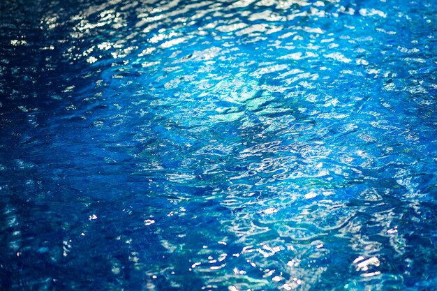 Agua en la piscina que refleja la luz del día.