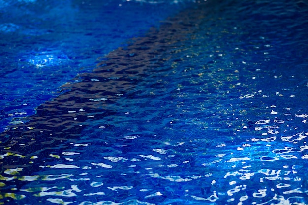 Agua en la piscina que refleja la luz del día.