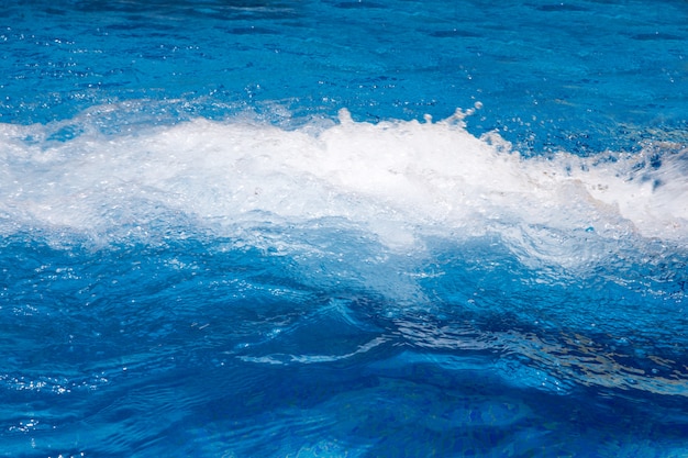 Agua en piscina.