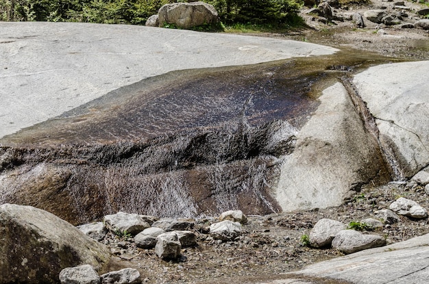 Agua poco profunda sobre rocas