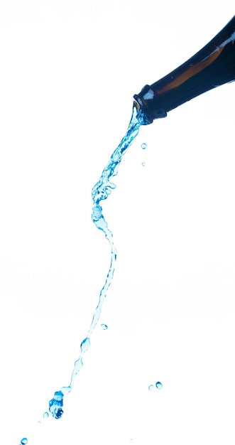Agua potable en botellas de plástico caída volar en el aire botella de vidrio de agua dulce flotante explosión botellas de agua dulze verter lanzar en el aire fondo blanco aislado congelar movimiento de alta velocidad