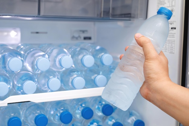 Agua potable fría en el refrigerador.