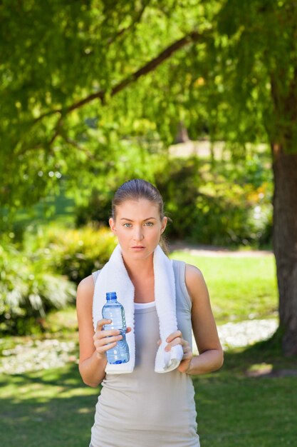 Agua potable de mujer después del gimnasio