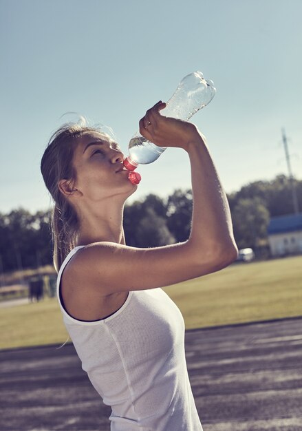 Agua potable de mujer fitness