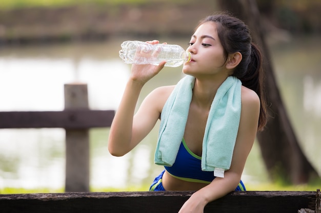 Agua potable de mujer joven