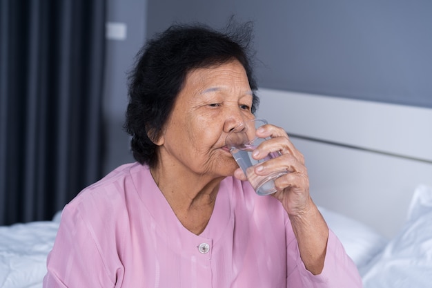 Agua potable de mujer Senior