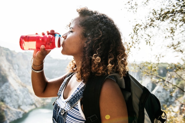 Agua potable de mujer viajero