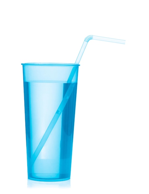 Agua potable pura en vaso de plástico aislado sobre un fondo blanco.