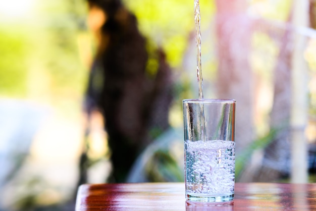 Foto el agua potable saludable se vierte en el vaso.