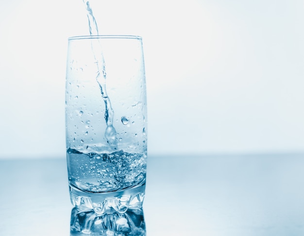 El agua potable se vierte en un vaso