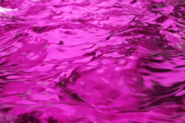 Agua purpura en la piscina con reflejos de luz