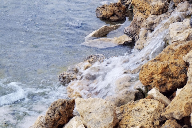 Agua que brota de las piedras