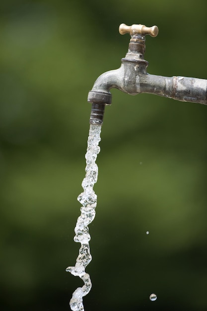 Foto agua que cae del grifo abierto