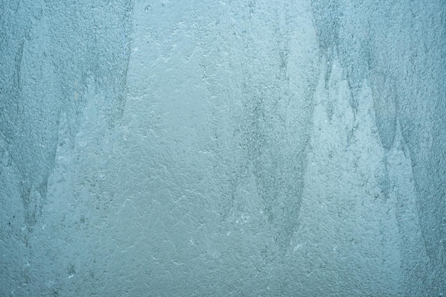 Agua que cae sobre la pared de vidrio fondo borroso