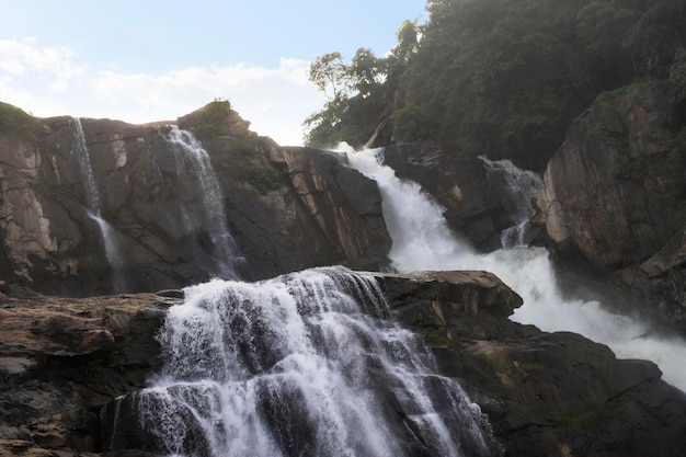 Agua que fluye de las cataratas de agua de Hundru