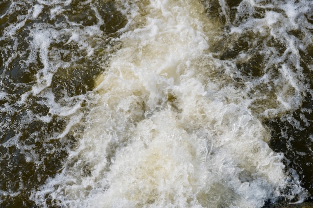 Foto agua que fluye de la depuradora.