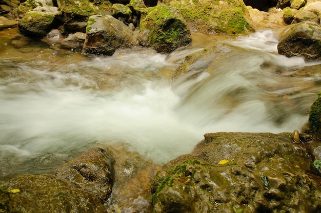 agua que fluye rápido